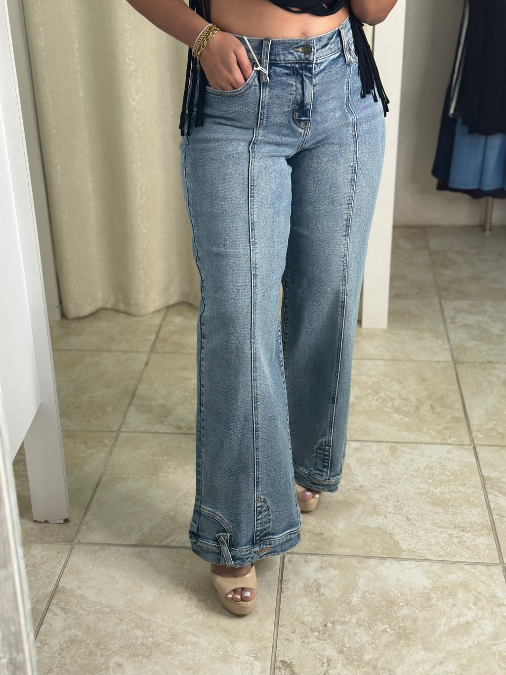 Mid Rise Leg With Upside Down Detail